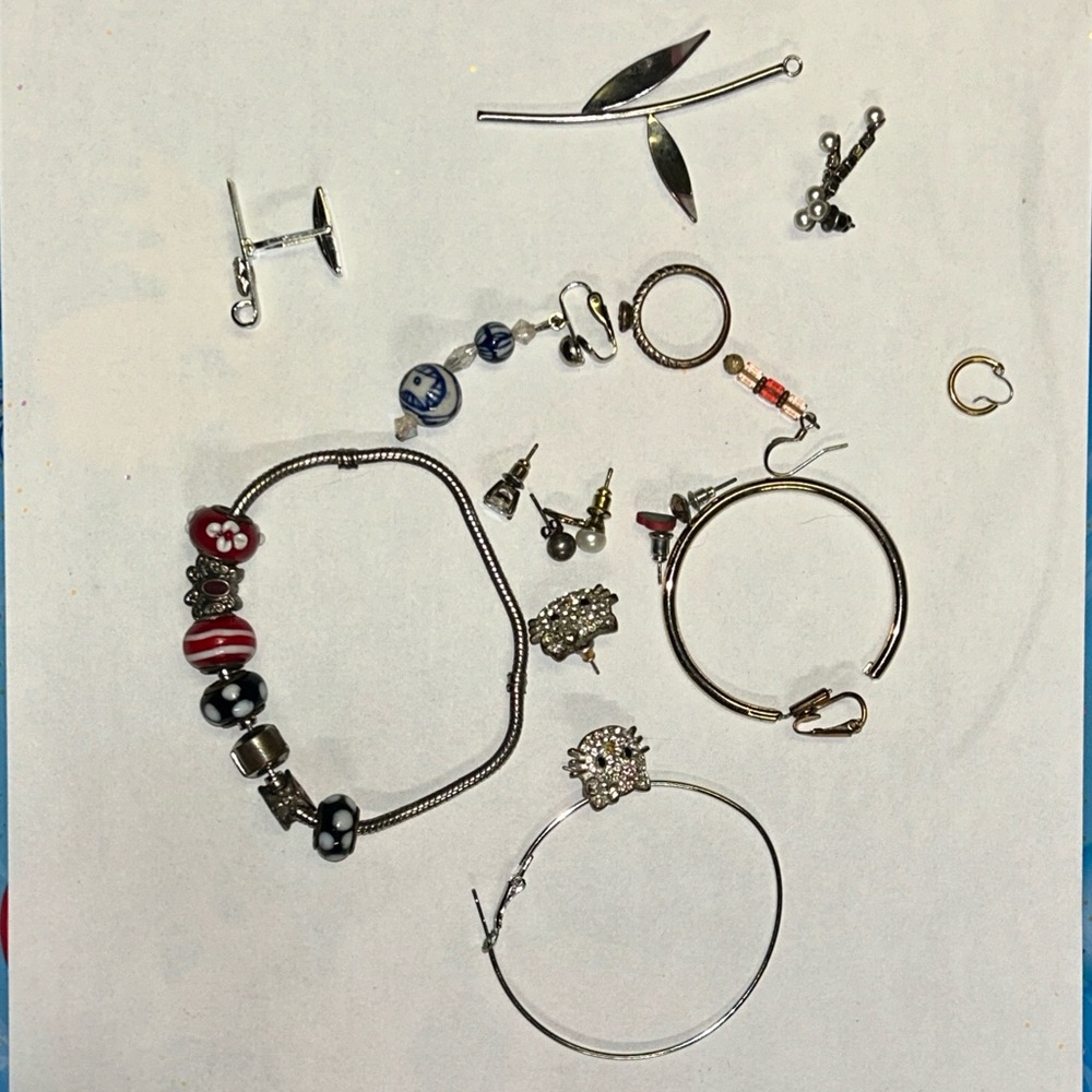 Mixed Jewelry Lot (15items) |
HELLO KITTY is the only set |
One bracelet